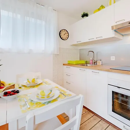 Sunflowers, Monte Bre & Wifi, Free Parking Апартаменти