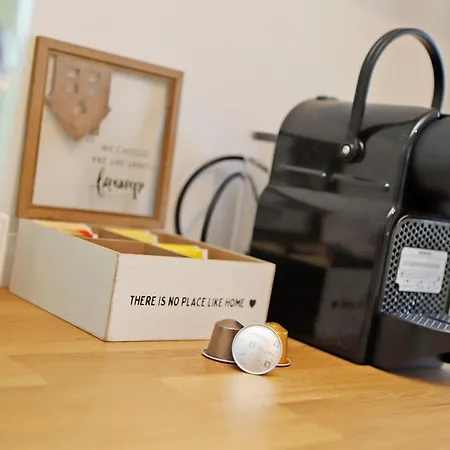 Sunflowers, Monte Bre & Wifi, Free Parking アパート *