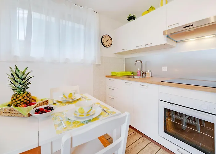 Sunflowers, Monte Bre & Wifi, Free Parking アパート