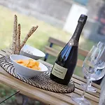 Sunflowers, Monte Bre & Wifi, Free Parking